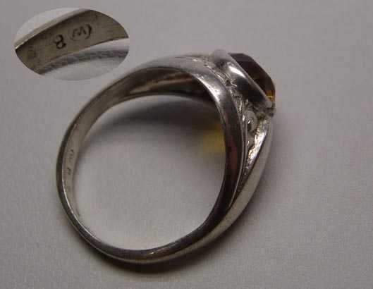 Przedwojenny srebrny pierścionek żółty kamień ornament R.15