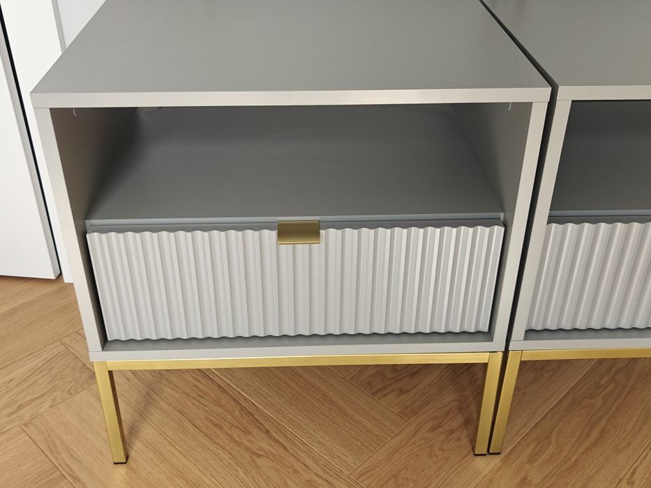 2 szafki nocne Vellore 54 cm szara z ryflowanym frontem i złotym stelażem