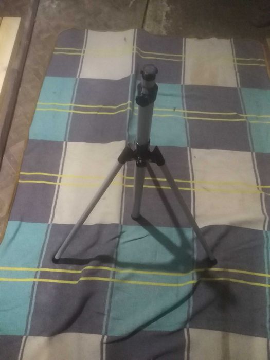 Тринога пiд прожектор або уровень