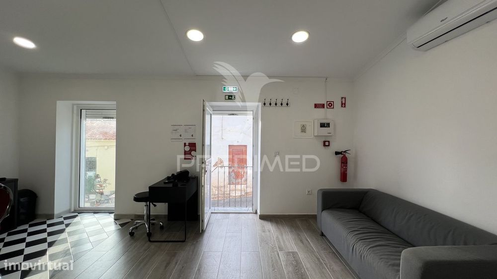 Moradia T1 com Espaço Comercial Remodelado em Albernoa