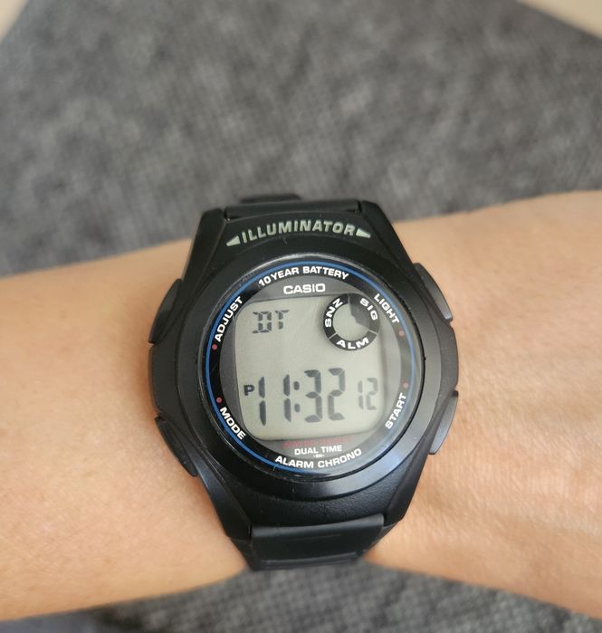 Годиник Casio F-200