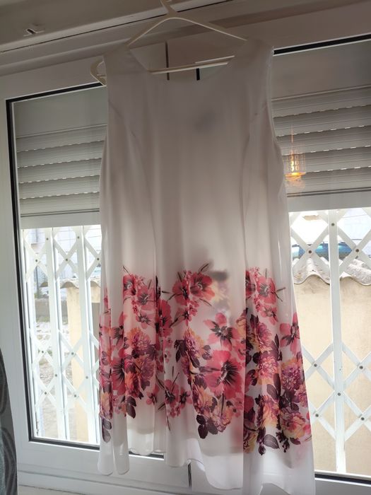 Vestido de verão , muito fresco e bonito, veste muito bem . Flores muito discretas ,tanto na parte da frente como na de trás