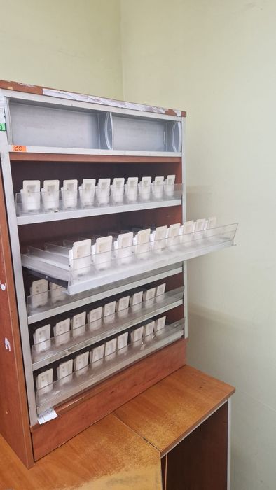 Podajnik/witryna/gablota  na papierosy