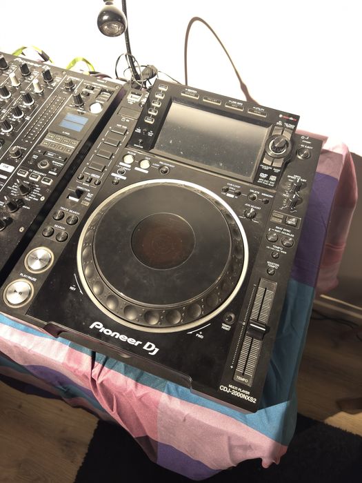 2 CDJ 2000 NEXUS 2 + mesa 900 NEXUS 2