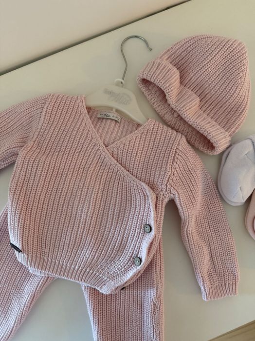 Костюмчик вʼязаний трикотажний BabyMio на дівчинку 0-4 міс