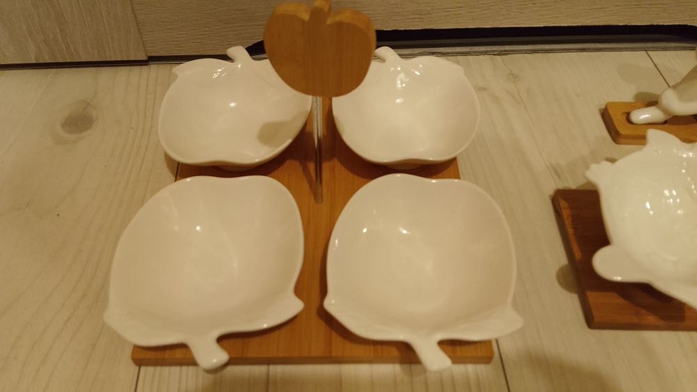 Zestaw porcelanowych misek do serwowania, solniczka i pieprzniczka