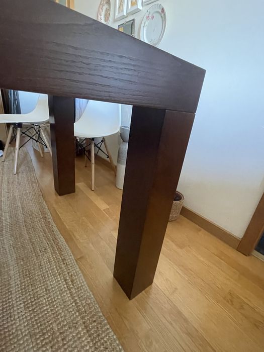 Mesa de jantar em madeira