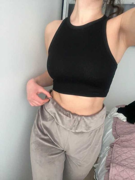 Bluzeczka krótka crop top topik czarny prążkowany na lato
