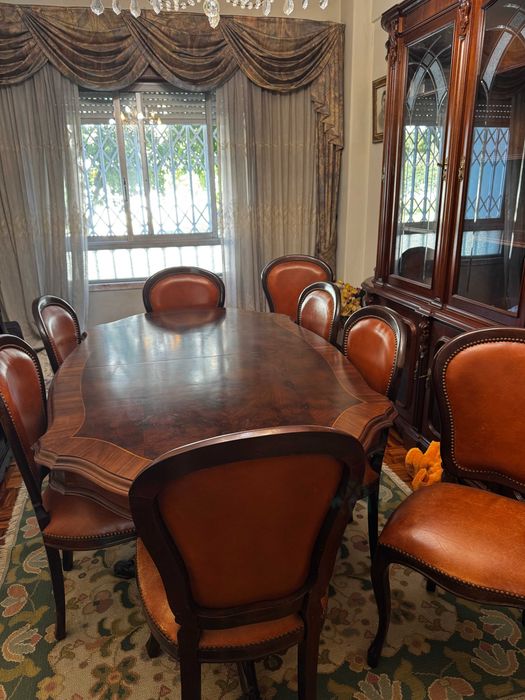 Sala de jantar clássica completa - mesa, 8 cadeiras e grande cristaleira