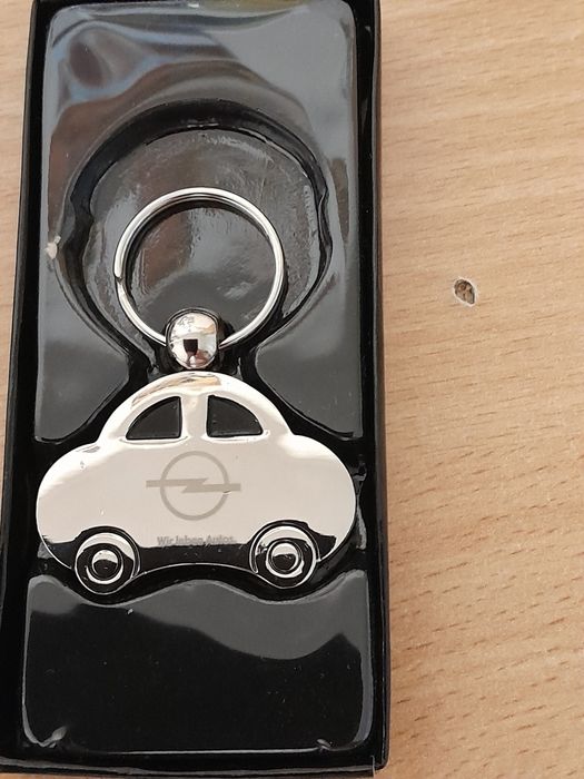 Breloczek w kształcie auta