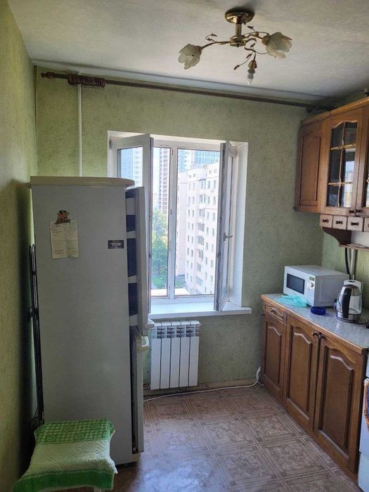 Продам 1 кв-ру, Радужная, 2б, дом во дворе, озеро