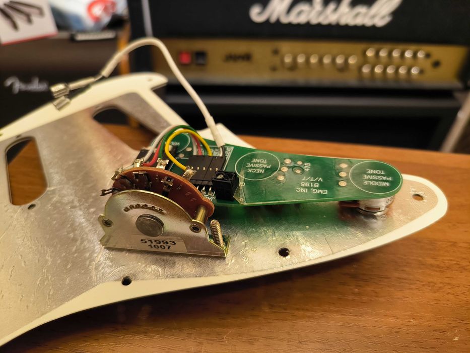 Пікгард фірмовий для Fender Stratocaster від EMG