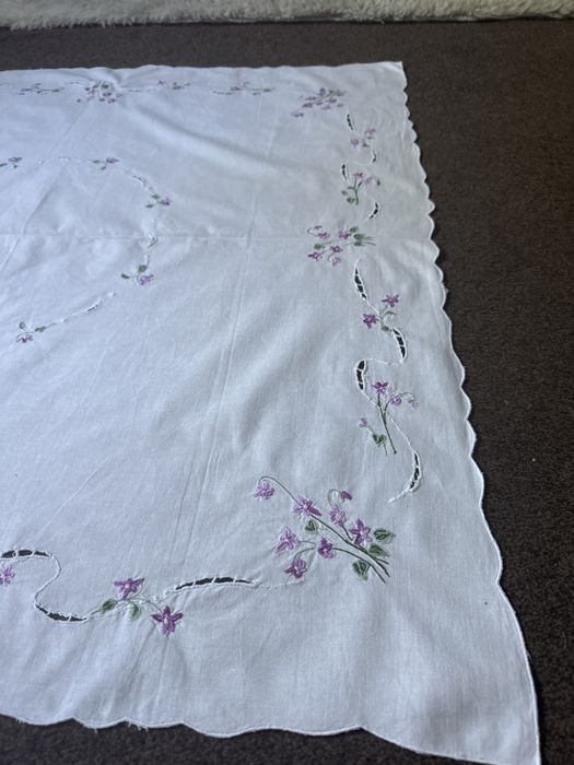 Obrus haftowany fiołki do kolekcji
