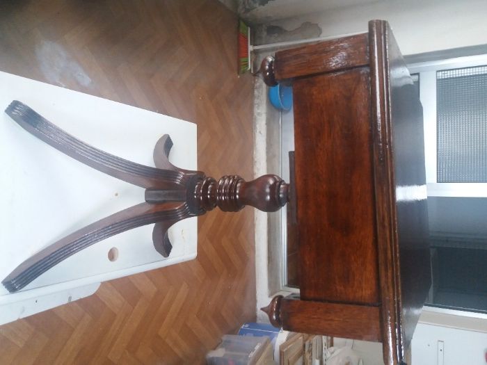 Mesa de apoio em cerejeira envernizada