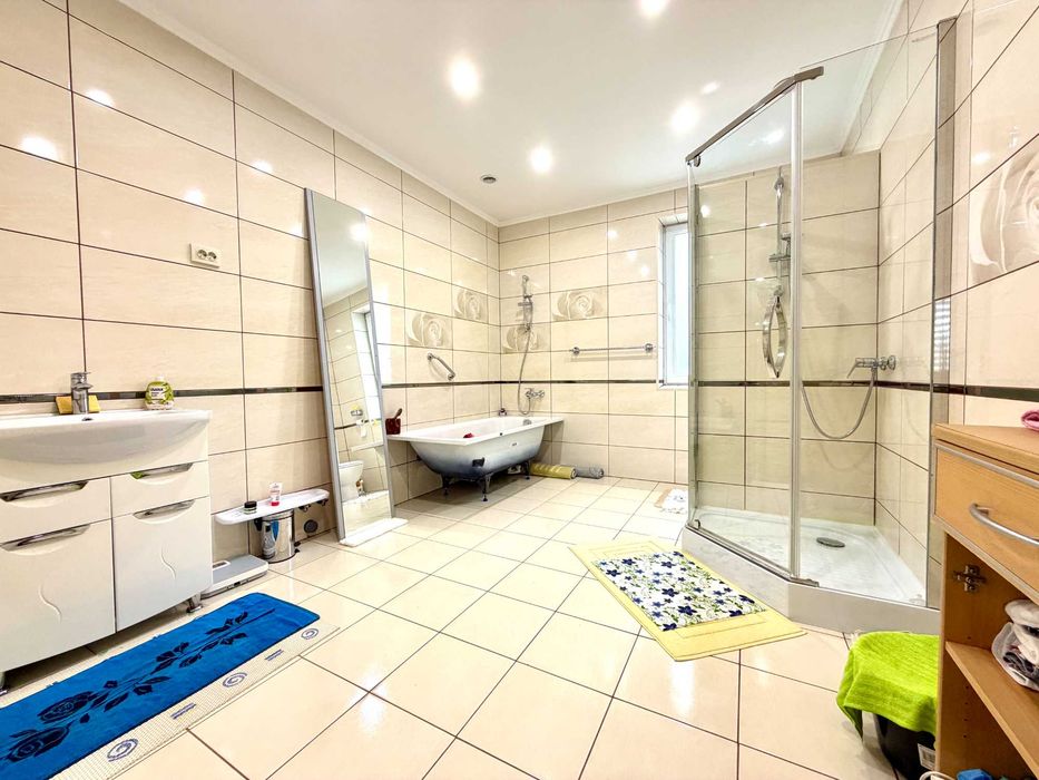 Сучасний будинок 237 м² з ремонтом та ділянкою 17,5 соток