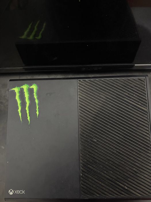 Xbox one 500gb,com cabos originais,4 controles e 4 jogos