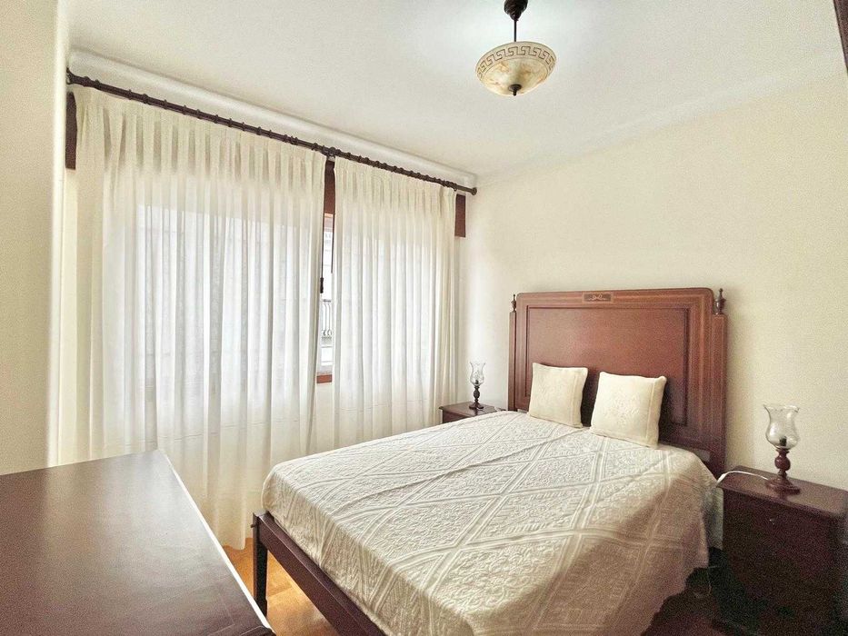 Cama de cerejeira, colchão ortopédico e 2 mesas de cabeceira