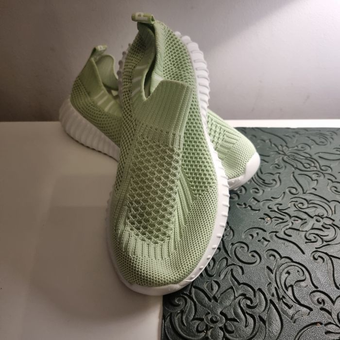 Buty sportowe  damskie  nowe