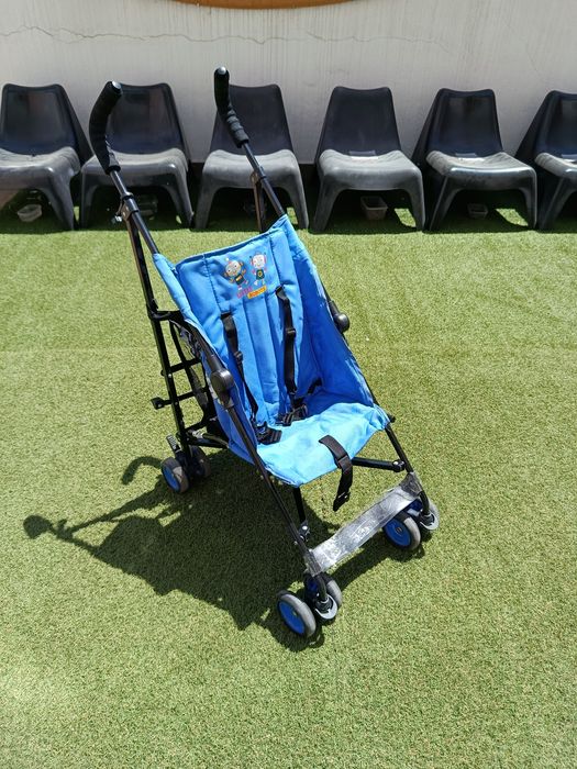 Carrinho de bebé dobrável azul com cinto de segurança e cesto