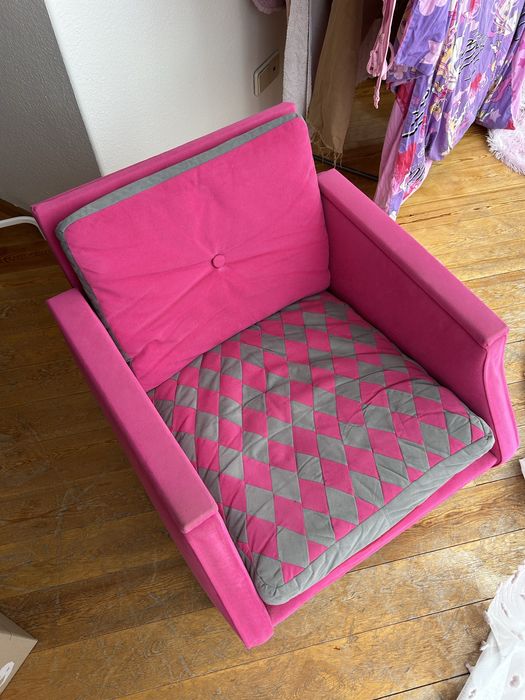 рожеве вінтажне крісло