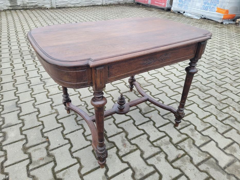Elegancki dębowy stół.