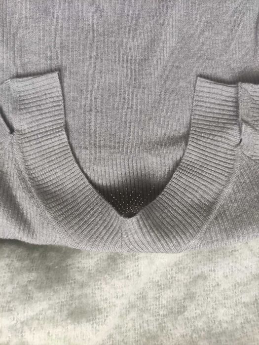 Szary sweterek cold shoulder SM cyrkonie
