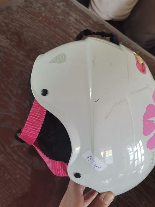 Захисна каска і бейсболка