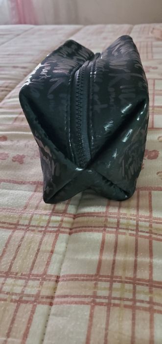 Conjunto  2 Bolsas Necessaire uma preta, e uma branca