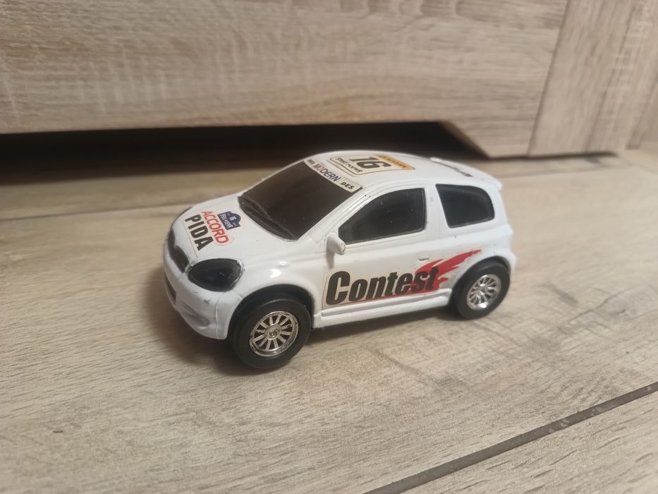 Białe auto samochód