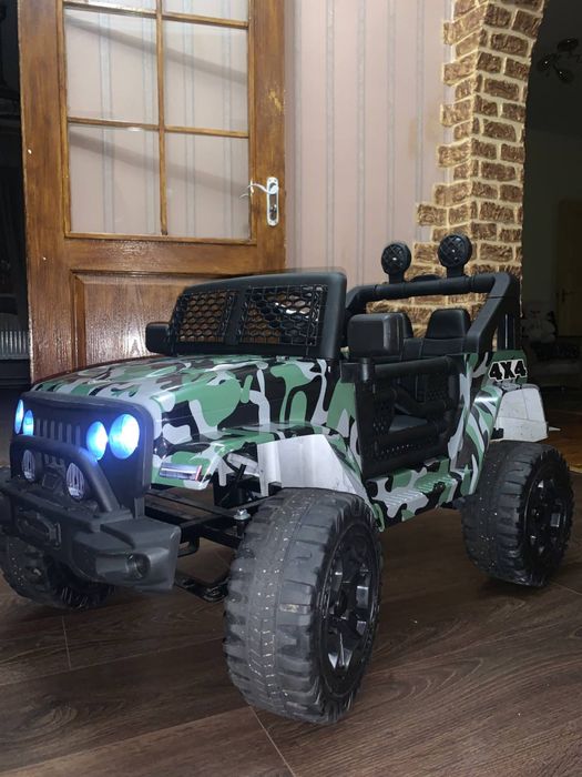 Дитяче авто на пульті управління