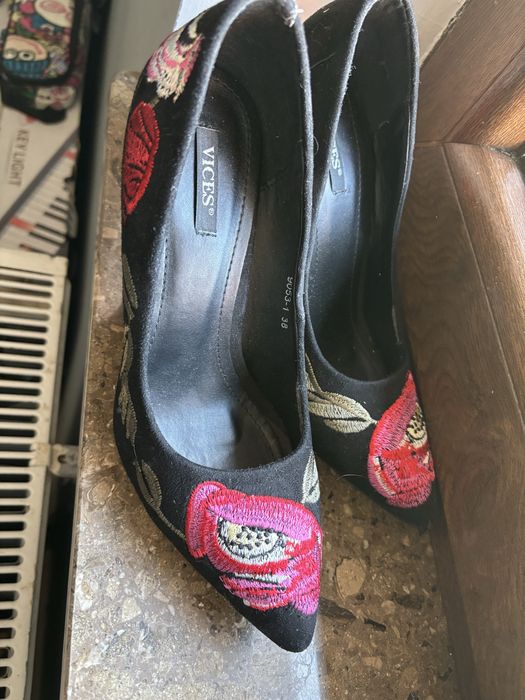 Szpilki i torebka na Swiateczne przyjecia - Ponadczasowy piekny