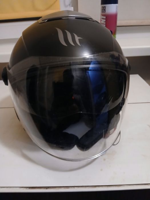 Продам мотошлем MT-Helmets с солнцезащитными очками размер XL
