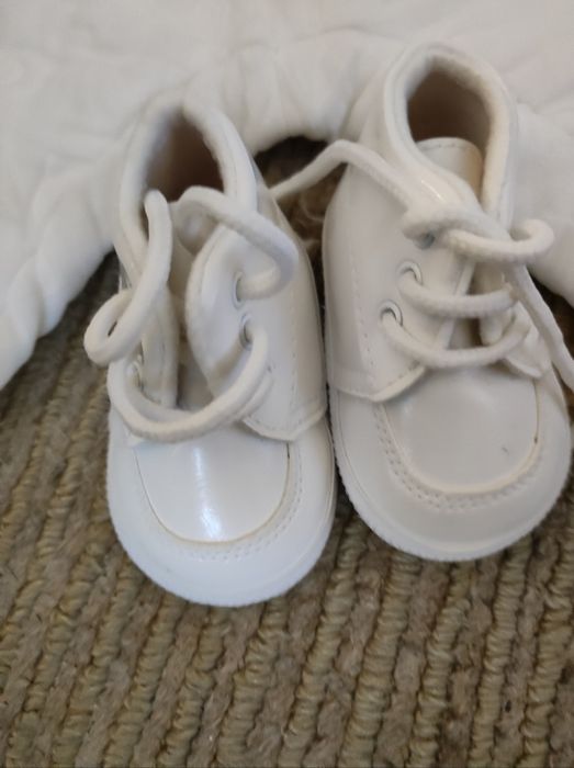 Conjunto bebé branco neve (calça, casaco e sapatinhos)