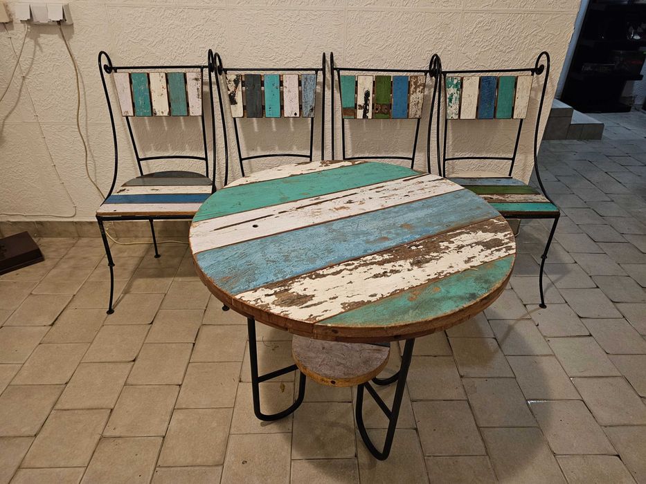 Stół okrągły plus 4 krzesła