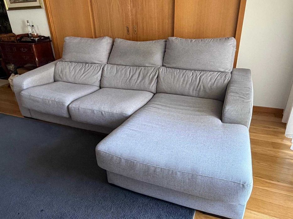 Sofá de 3 lugares com chaise longue; os 2 assentos movimentam-se para aumentar a área do assento. Carris não visíveis.