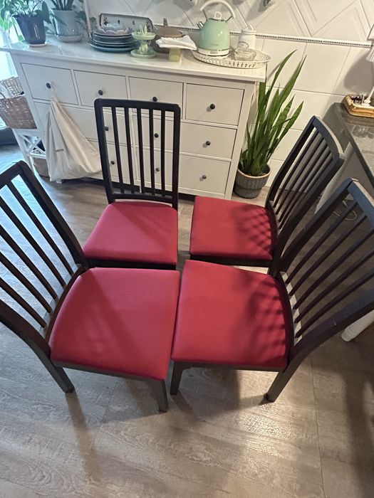 Cadeiras em castanho escuro Ikea