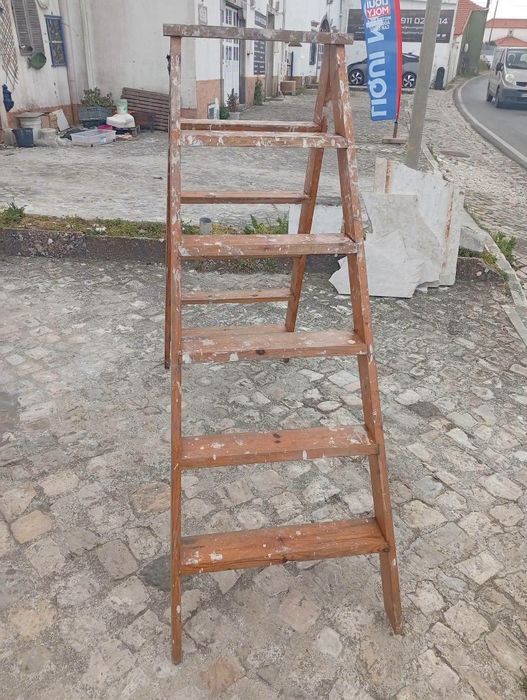 Escadote em madeira