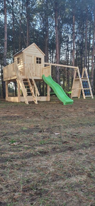 Plac zabaw. Domek dla dzieci . Domek drewniany