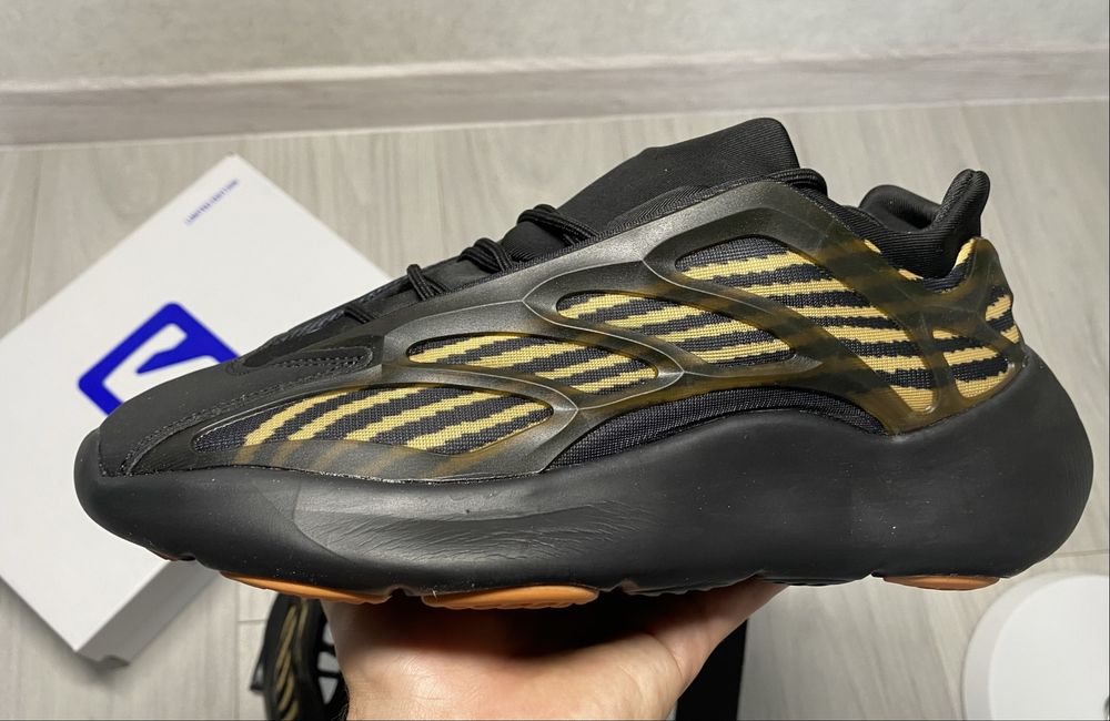Кросівки Adidas Yeezy Boost 700 Black & Orange