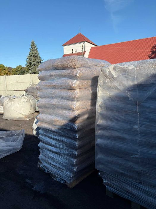 Pellet drzewny workowany 975kg 65 worków 1990zł paleta