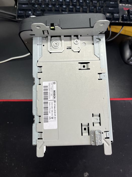 Radio Cd Volkswagen RCD-310 VW-1K0.. AN 764021... Bosch