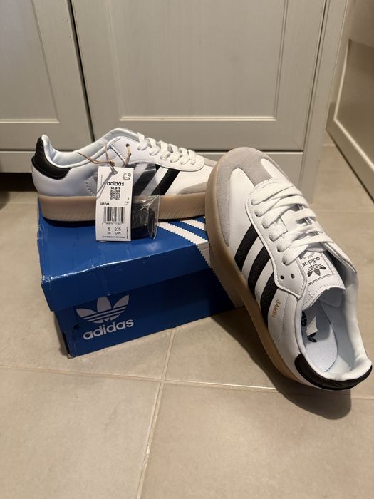 Adidas Samba modelo de mulher