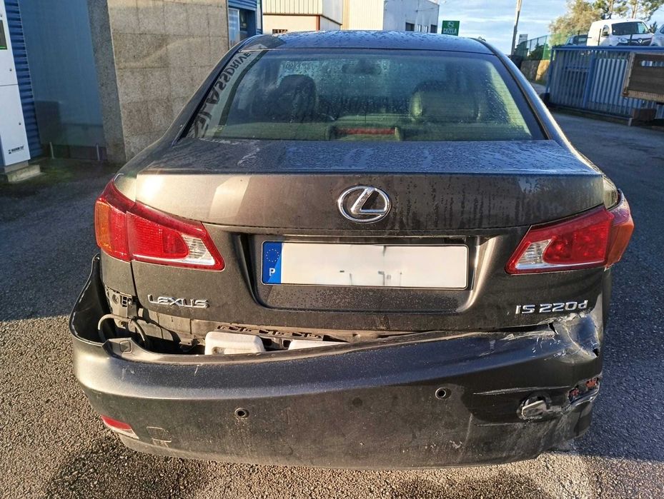 Vendo Lexus is 220 para peças ou reparação