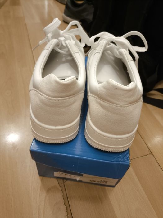 Женские кроссовки р. 39