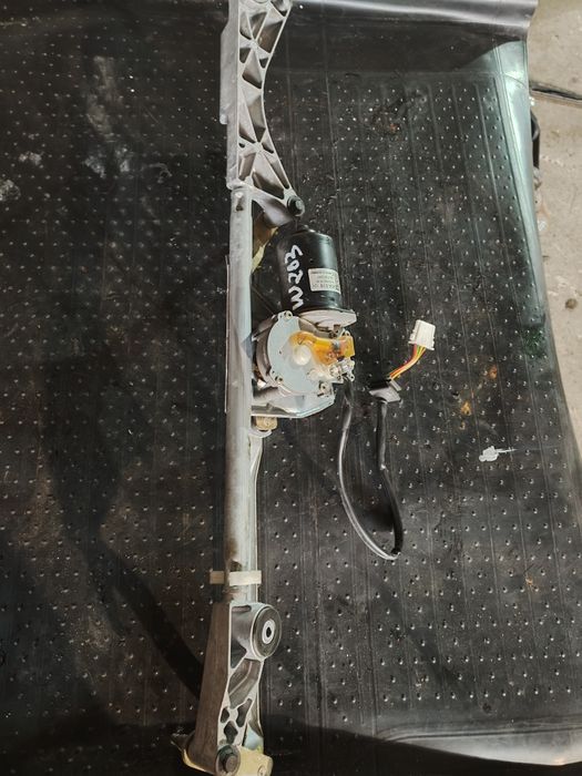 Mechanizm wycieraczek silniczek wycieraczek Mercedes c klasa w 203