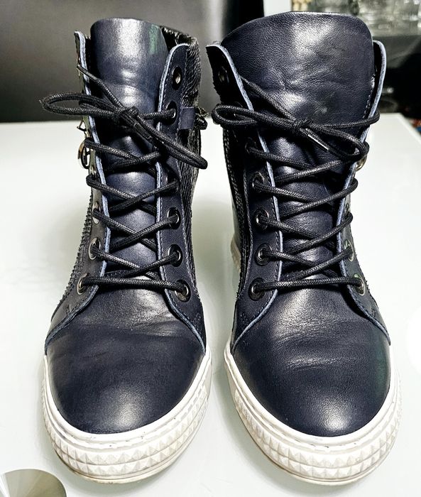 Skórzane czarno-granatowe sneakersy na koturnie, rozm 39