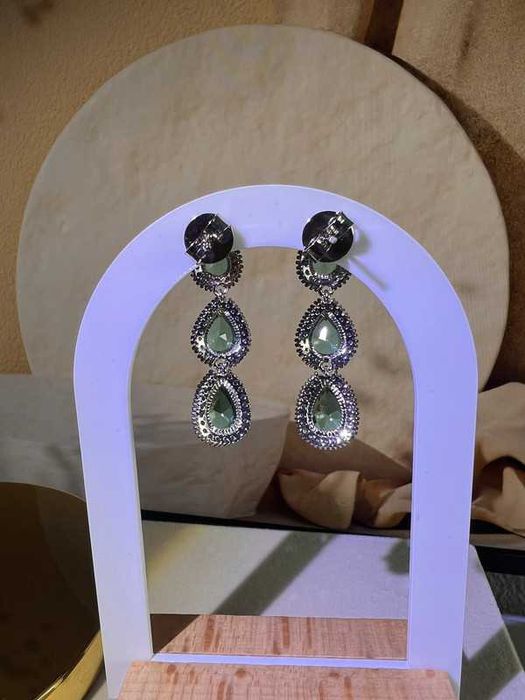 Brinco Gota Luxo | Pedra Verde Tiffany | Ródio Branco + Microzircônias