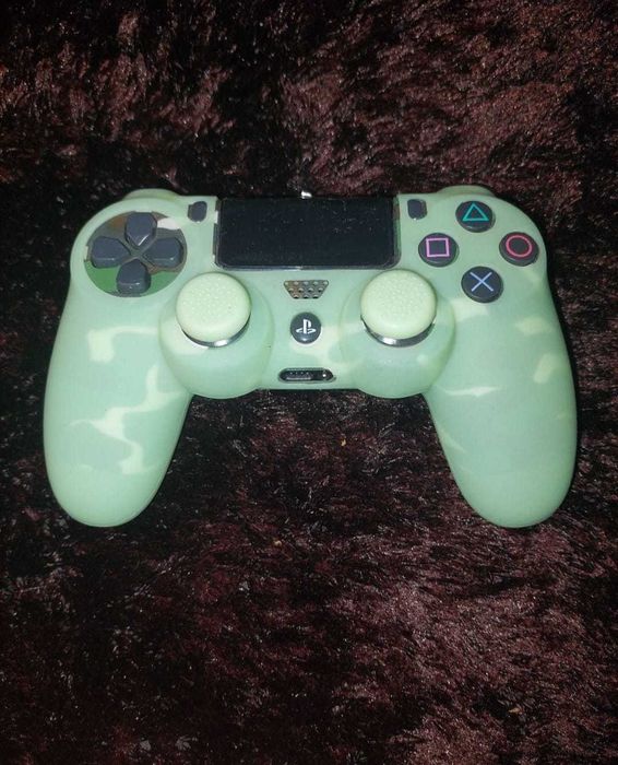 PS4 de 1Tb, 2 comandos e 5 jogos