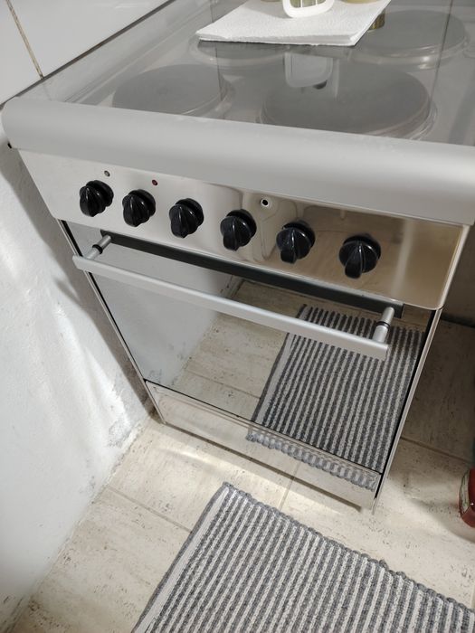 Fogão elétrico a funcionar perfeitamente