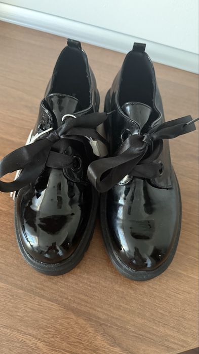 Lakierowane czarne loafersy r.37